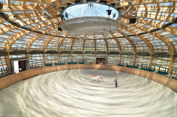 Arenă de echitație interioară cu arhitectură modernă, pardoseli din lemn Arena de echitatie-cu-arhitectura-moderna-pardoseli-din-lemn