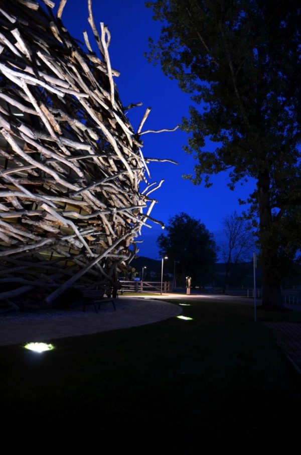 Arenă de echitație interioară cu iluminare de noapte cu arhitectură modernă Călărie-cu-arhitectură-modernă-iluminat-nocturn