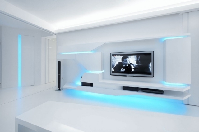 Apartamentul renovat strălucește în perete alb cu iluminare din spate living-wall-integrate-led-strips-blue-rgb-living-wall-led-tv