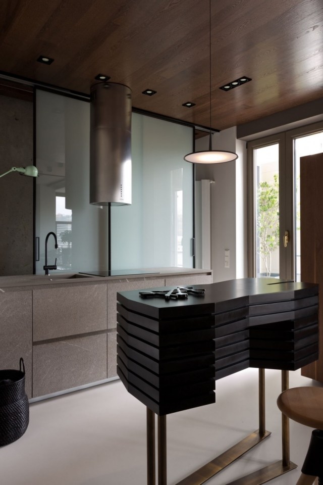 Insula de bucătărie Modulnova cu plafoane din lemn încorporate Design-dulap-bucătărie-insulă-pentru-ustensile-de-bucătărie-apartament-modern-renovat