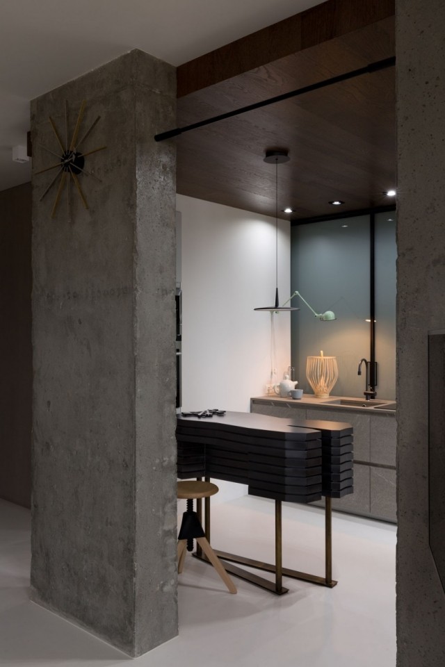 Pilonii de beton apartament Kenzo adaugă textură Suprafață-poroasă-textură-naturală-coloane-beton-apartament-Kenzo