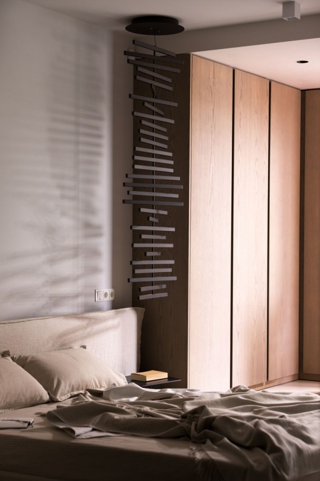 Dormitor în stilul decorațiunilor Kenzo-dulap cu trei uși Dormitor-partiție-uși-glisante-decor-suspendate-de-tavan