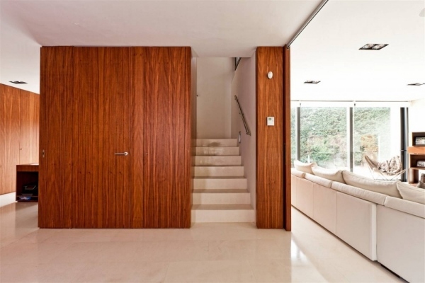 Living interior design scări ușă din lemn