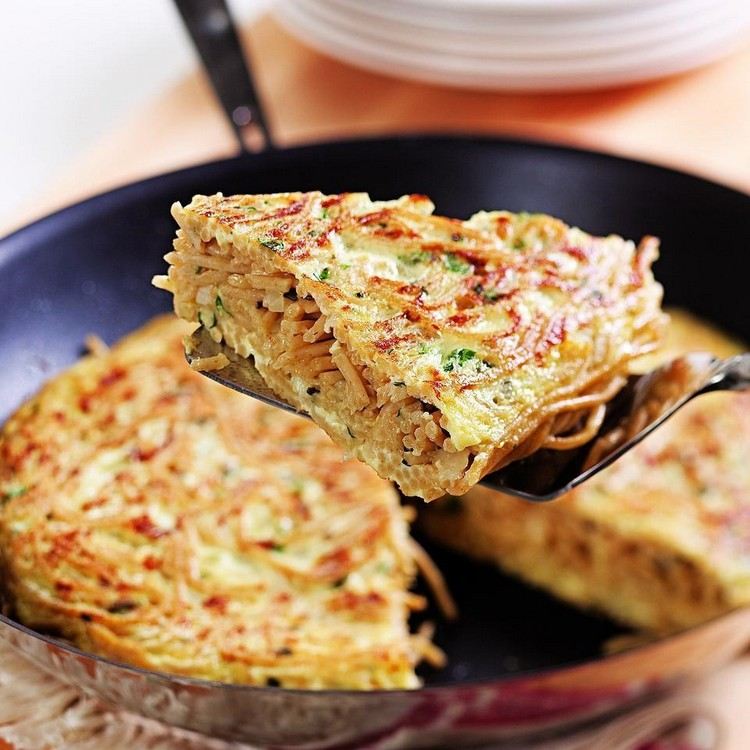 Resturile de paste gătesc rețeta de spaghete frittata