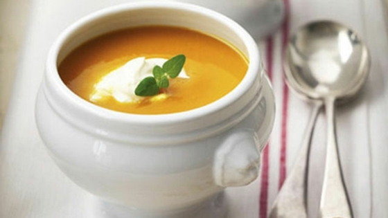 Oale de supă de porțelan pentru căldură constantă Creme Fraiché și supă de dovleac cu ghimbir