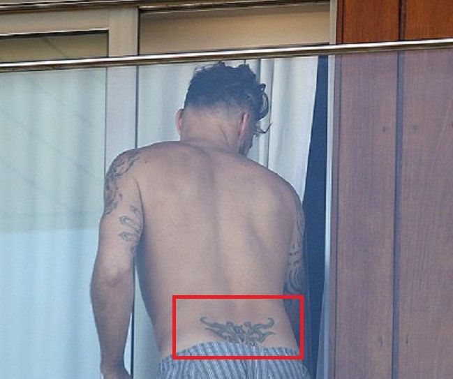 Apatinės nugaros tatuiruotė Ricky Martin