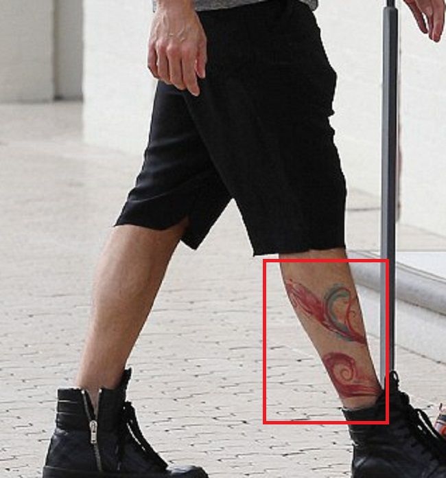 Raudona spiralinė tatuiruotė Ricky Martin