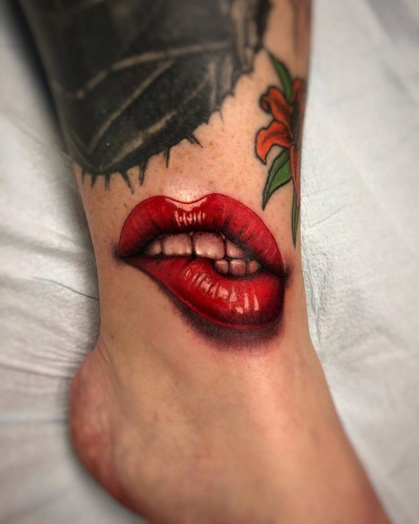 „Rocky Horror“ lūpų tatuiruotė ant kulkšnies