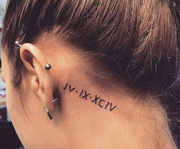 Tetovaža rimskog broja iza ušiju za žene