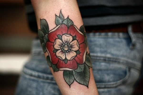Rožių tatuiruotė ant dilbio