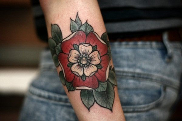 Tatouage rose sur l'avant-bras