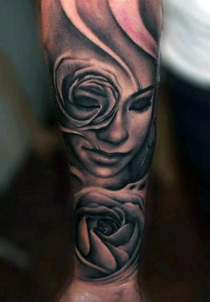 Tatuaggio rosa sull'avambraccio