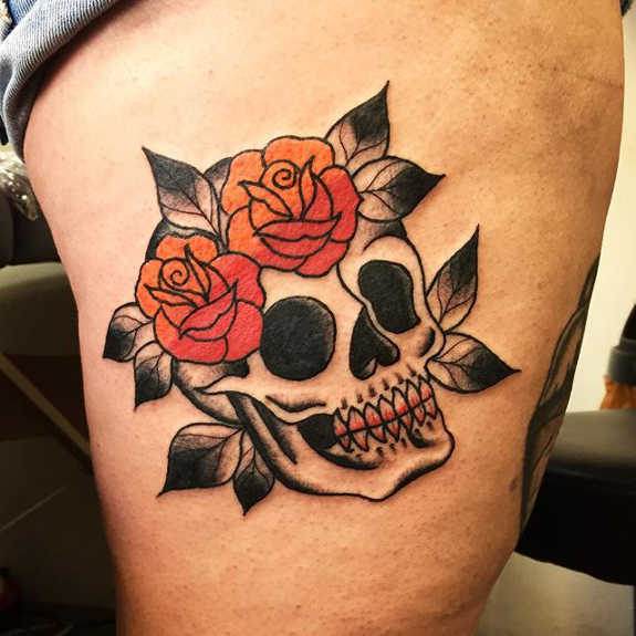 Tatuaggio rosa con teschio per uomo