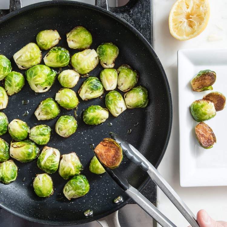 Pregătiți varza de Bruxelles prăjiți într-o tigaie