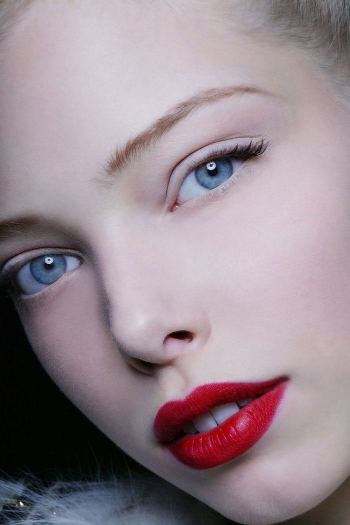 buzele roșii și ochii albaștri creează un contrast frumos buze-roșii-instrucțiuni-de-machiaj-ochi-albaștri mat
