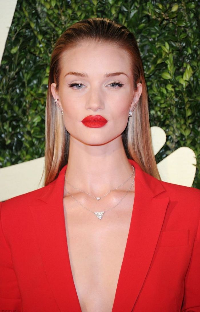 Buzele roșii perfecte ale lui Rosie Huntington-Whiteley Rosie-Huntington-Whiteley-roșu-buze-roșu-to