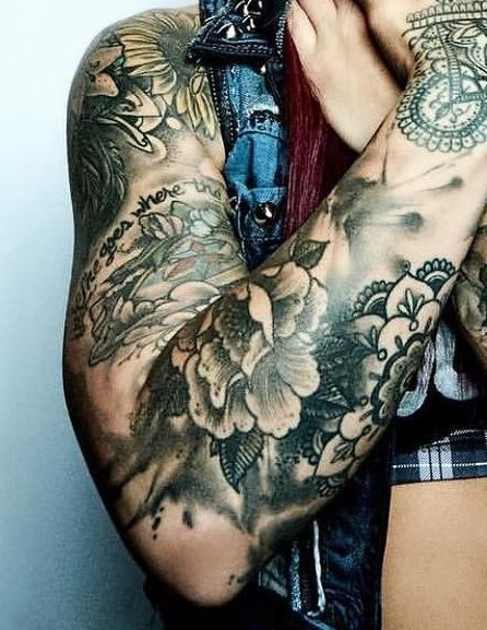 Rubino gėlės ant rankos tatuiruotė