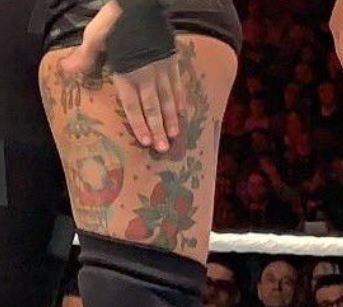 Rubino rožės ant šlaunies tatuiruotės