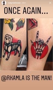 „Ruby Bull“ šuo ir „Metals“ pirštų rankos tatuiruotė