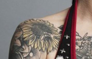 Rubino saulėgrąžos ir citata „Tattoo“