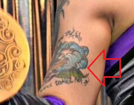 Rubino tatuiruotė dešinėje aromatinėje