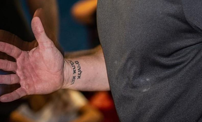 Ryan na desni roki piše tetovažo