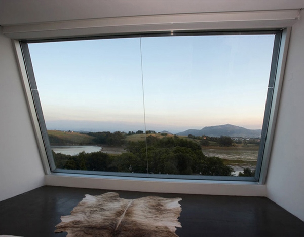 Fereastra casei Santander Ferestre pe acoperiș - design interior al unei proprietăți minimaliste