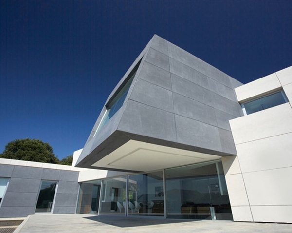 o fațadă modernă a casei o proprietate minimalistă - structură interesantă a casei