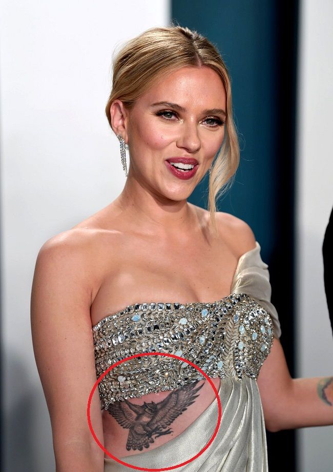 scarlett johansson skraidančios pelėdos tatuiruotė