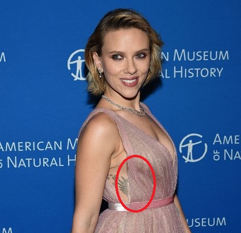 scarlett johansson skraidančios pelėdos tatuiruotė