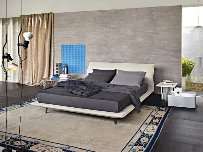 Design covor albastru cu accente decorative