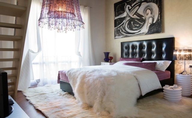 Idei de locuit pentru dormitoare-tapițerie din piele-husă de pat-blană alb-negru-cuvertură de pat lux-dormitor-idei-pat tapitat-cu-blana-neagra-tavan-candelabru-design