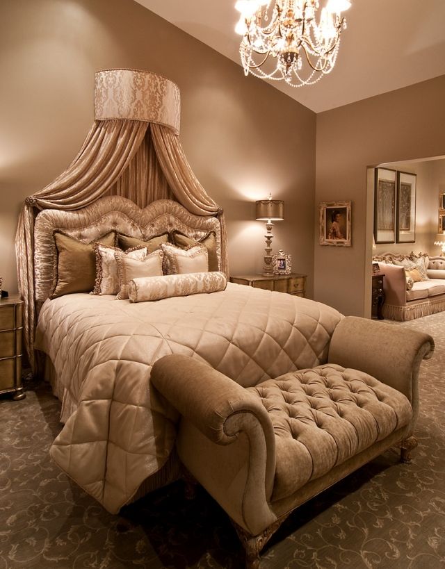 Mobilier dormitor în stil regal tapițat cu candelabru cu baldachin din cristal Pat tapițat-bancă-luxos-textil-de culoare crem
