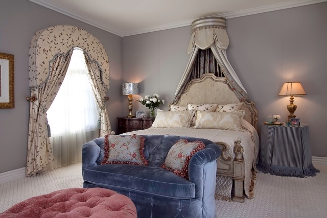 Idei de dormitor pentru textile de casă de lux de inspirație romantică mobilier-dormitor-stil-regal-bancă tapițată-pat cu baldachin