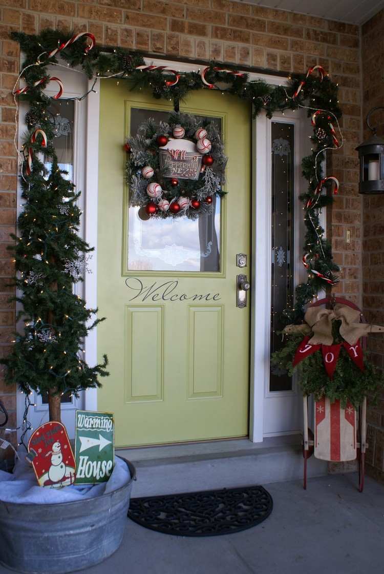 casa deco intrare ghirlande ușă coroană sanie