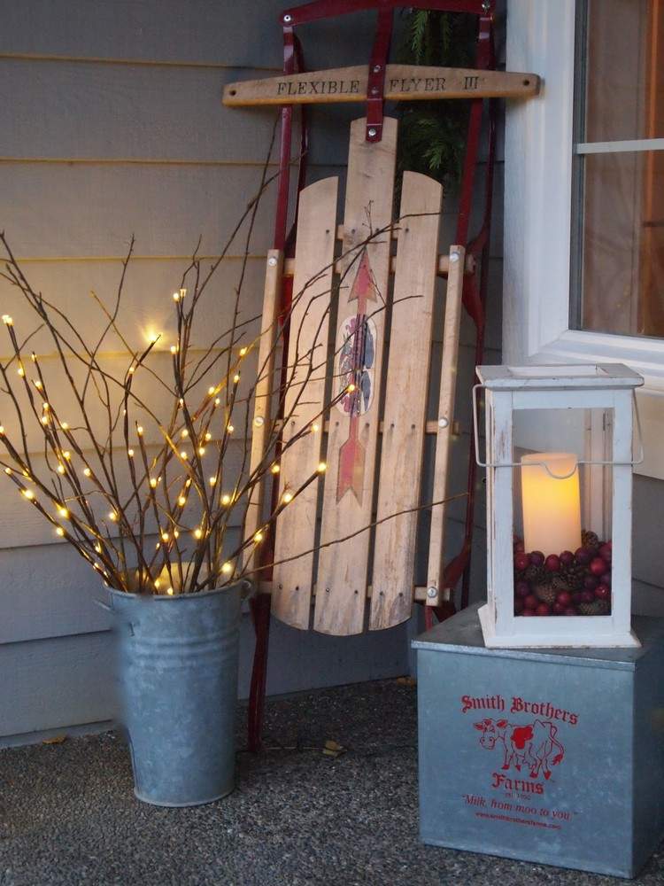 idei decoratiuni de Craciun casa intrare container sanie sanie