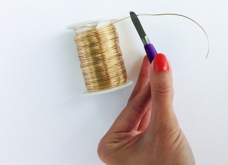 Tăiați firul de aluminiu auriu cu un tăietor de sârmă Faceți-vă bijuterii tăietoare de sârmă de aur din aluminiu