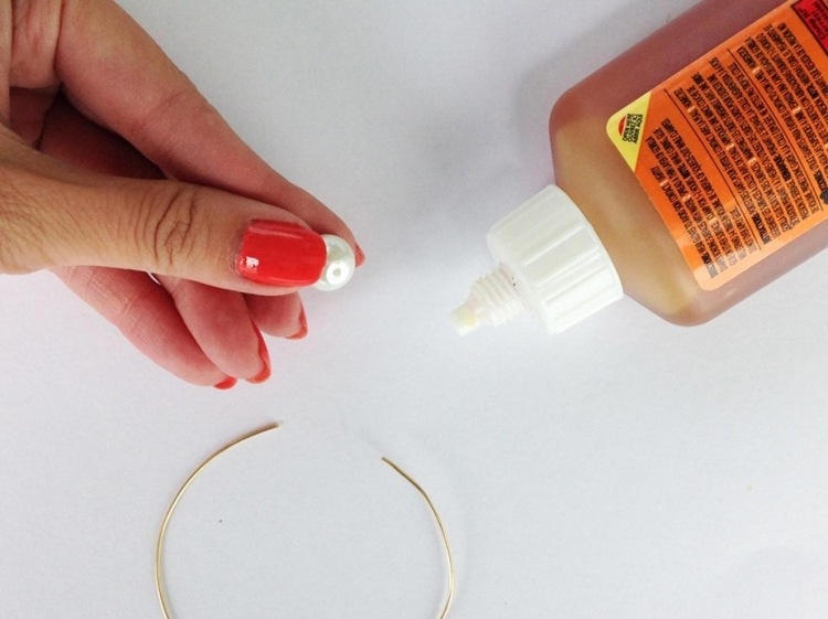 fixați o margine mare și una mică la capătul firului bijuterii-face-te-sârmă-alb-perle-lipici