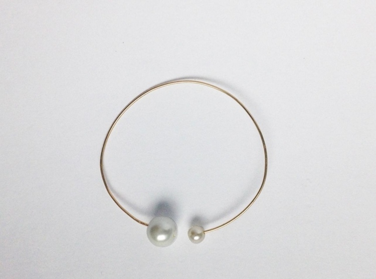 Creați-vă propria brățară Chanel cu perle Faceți-vă bijuterii-brățară-sârmă-mare-mică-perlată