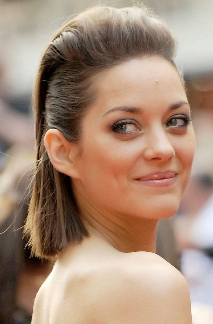 coafuri-frumoase-de-seara-par-scurt-drept