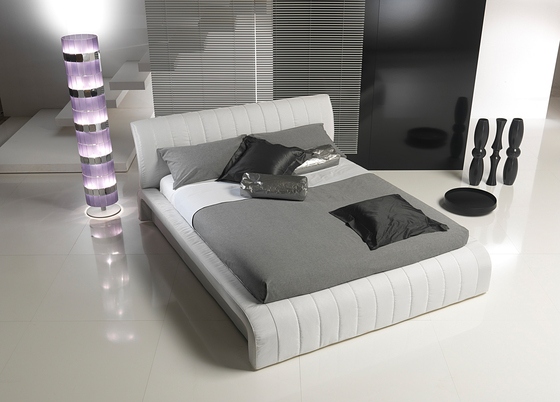 Iluminare modernă în dormitor Iluminare caldă modernă în dormitor