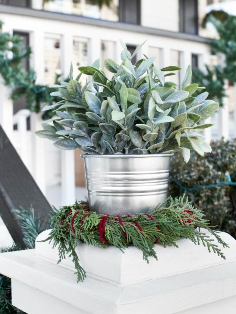 Decor exterior dintr-o coroană de veșnic verde decor exterior pentru Crăciun Strauss găleată coroană bază evergreen
