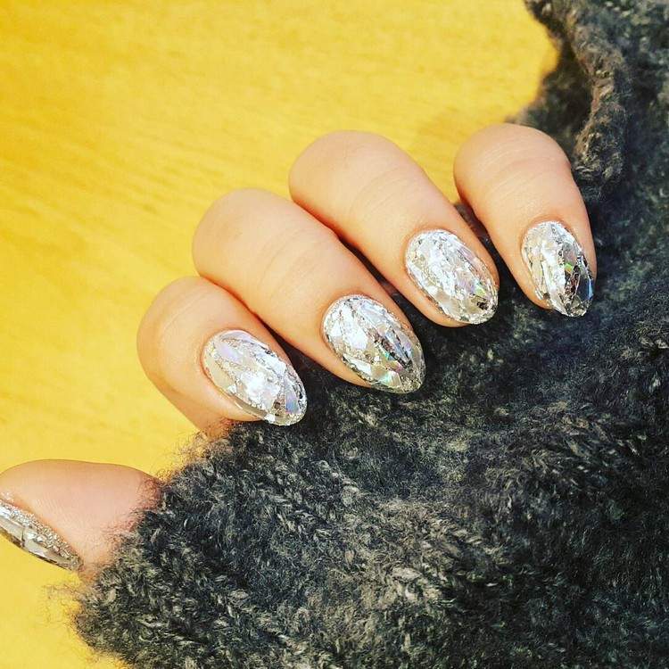 noua tendință în designul unghiilor - Diamond Nails modele-frumoase-unghii-unghii-diamantate-trend-folie-sticla-unghii
