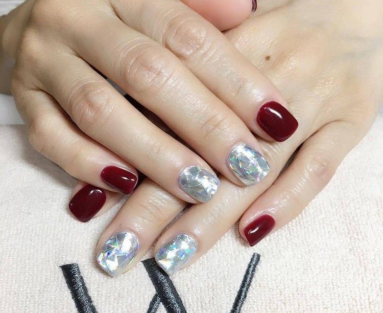 modele frumoase de unghii cu unghii de diamant modele-frumoase-de-unghii-noi-oje-de-unghii-trend-cu-diamante