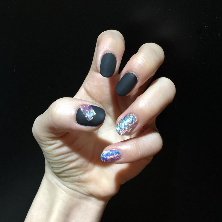 Combină Diamond Nails cu oja într-un aspect mat frumoase-modele-de-unghii-unghii-cu-diamante-mat-negru-combina