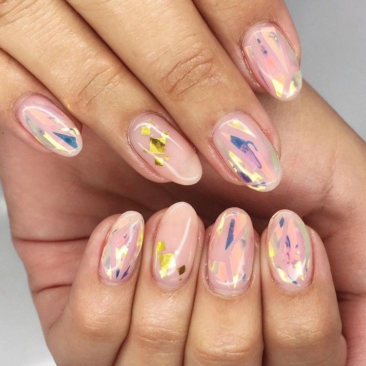 Conjurați unghiile de sticlă pe oja nudă Modele frumoase de unghii trend-glass-nails-nude-tones-rose