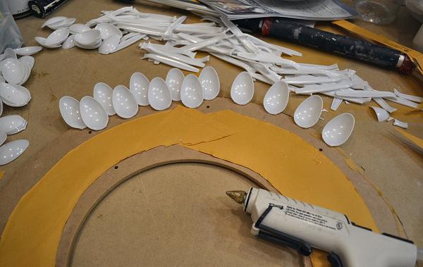 Oglindă decorativă DIY ca pistol de clei cu crizantemă