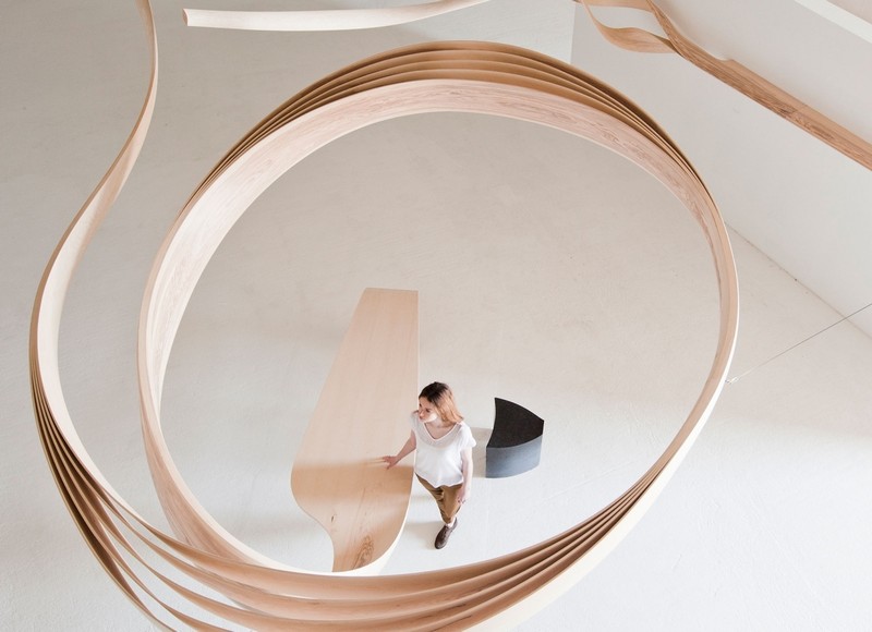 Birou din lemn cu design modern în camera de zi Combinație-birou-lemn-modern-sculptură