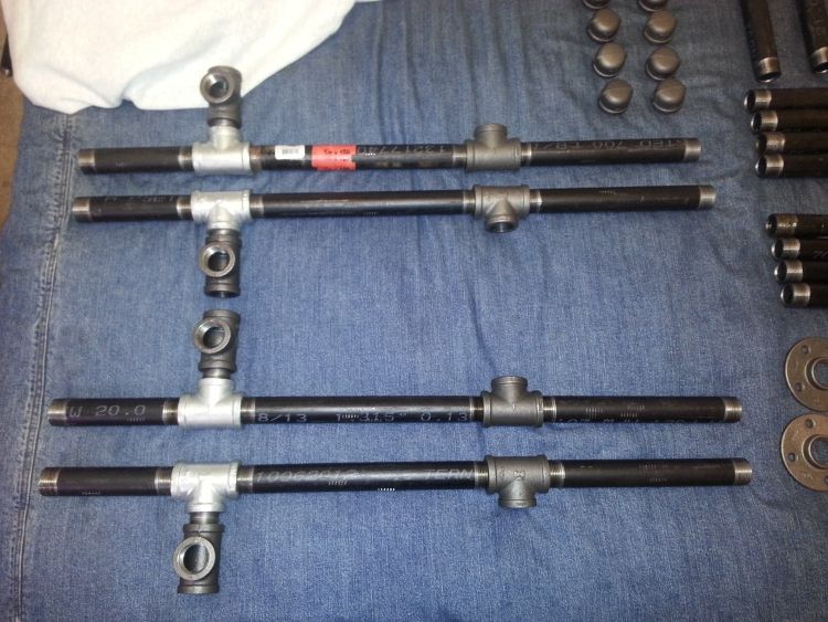 Țevi, manșoane și conexiuni din oțel în dimensiunea adecvată Construiți-vă propriile idei de birou-instrucțiuni-țevi-conectori de țevi-metal-piese-materiale