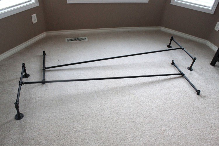 Construiți-vă propriul birou conectând conductele Construiți-vă biroul -instrucțiuni-mobilier tubular-tuburi-conectori-tub negru-asamblați